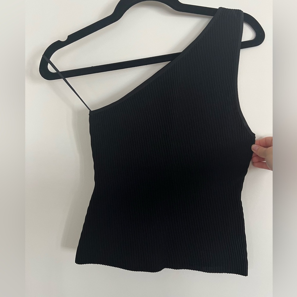 Aritzia Babaton Sculpt Knit Seven Top in black, size medium